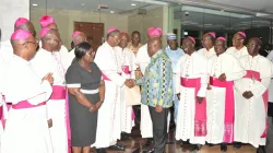 Mgr Philip Naameh, président de la conférence des évêques catholiques du Ghana, lors d'une poignée de main avec le président Nana Addo-Dankwa Akufo-Addo lors d'une visite des évêques au président au siège du gouvernement. / Conférence des évêques catholiques du Ghana (GCBC)