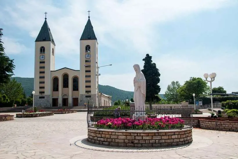 L'église Saint-Jacques de Medjugorje, en Bosnie-Herzégovine. Miropink/Shutterstock.