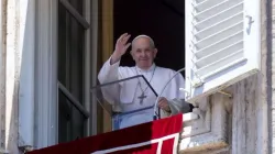 Le Pape François salue les fidèles de sa fenêtre donnant sur la place Saint-Pierre lors d'un  de l'Angélus. / Vatican Media.