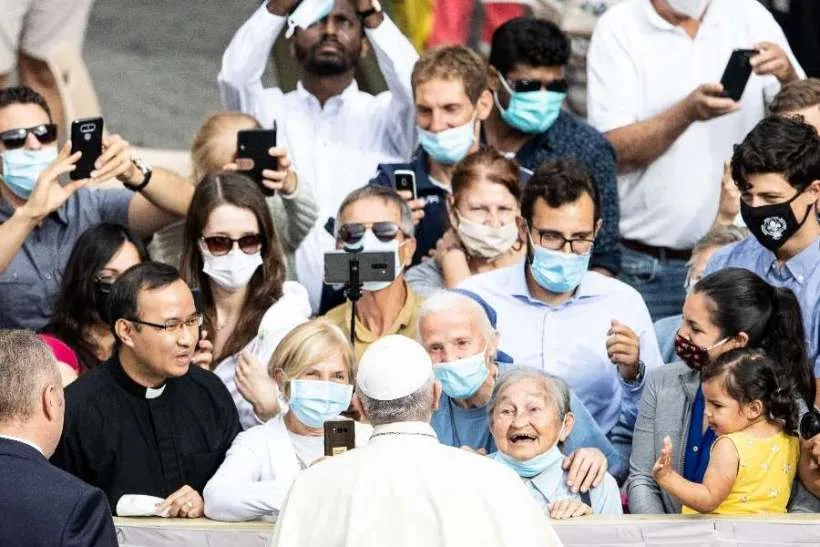 Le Pape François arrive pour son audience générale dans la cour de San Damaso au Vatican, le 2 septembre 2020. Daniel Ibañez/CNA. Autres photos : Médias du Vatican.