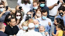 Le Pape François arrive pour son audience générale dans la cour de San Damaso au Vatican, le 2 septembre 2020. / Daniel Ibañez/CNA. Autres photos : Médias du Vatican.