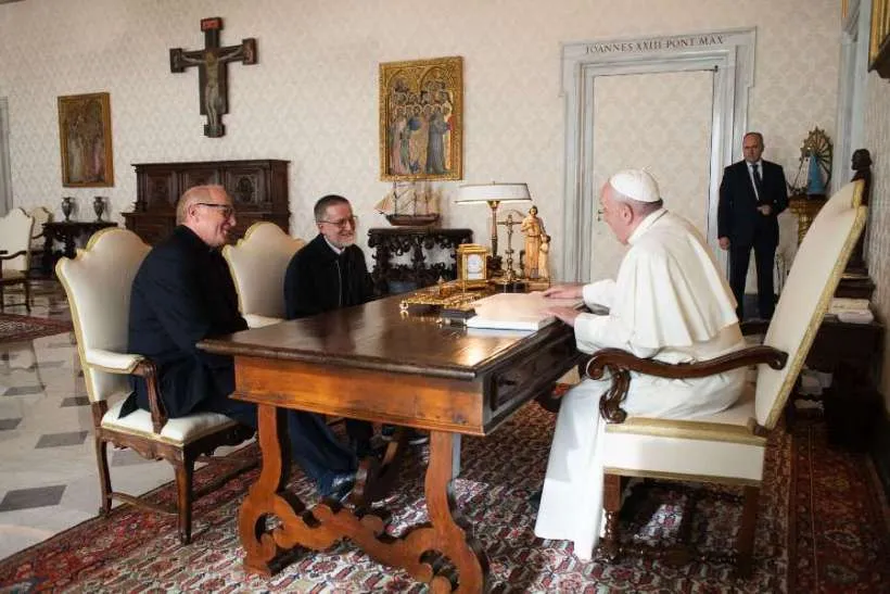 Le père Pierluigi Maccalli, au centre, lors de la rencontre avec le pape François au Vatican le 9 novembre 2020. ©️ Vatican Media