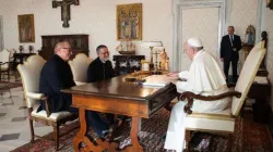 Le père Pierluigi Maccalli, au centre, lors de la rencontre avec le pape François au Vatican le 9 novembre 2020. / ©️ Vatican Media