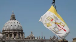 Le drapeau de la Cité du Vatican avec la basilique Saint-Pierre à l'arrière-plan. / Bohumil Petrik/CNA.