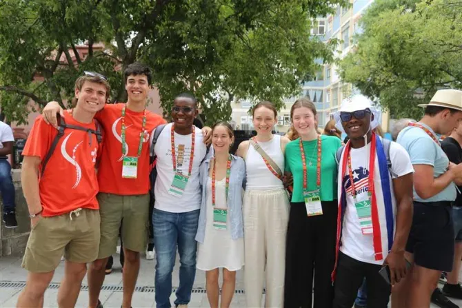 James Nyumah, 23 ans, originaire du Libéria (troisième à partir de la gauche sur la photo) passe du temps avec de nouveaux amis australiens lors d'une session "Rise Up" aux Journées Mondiales de la Jeunesse 2023 à Lisbonne, au Portugal, le 2 août 2023. | Hannah Brockhaus/CNA