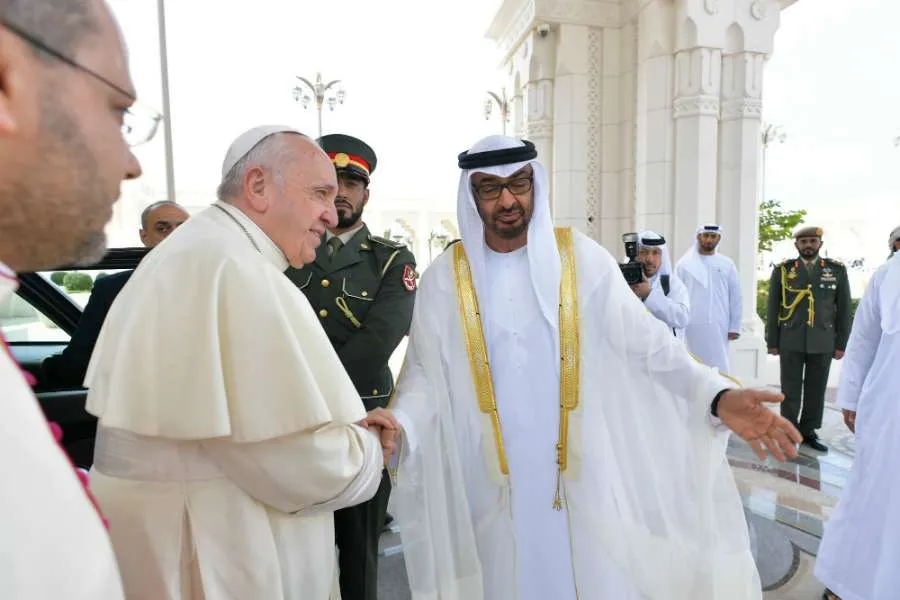 Le pape François est accueilli aux Émirats arabes unis par Mohammed bin Zayed Al Nahyan, prince héritier d'Abou Dhabi, au palais présidentiel, le 4 février 2019. Vatican Media.