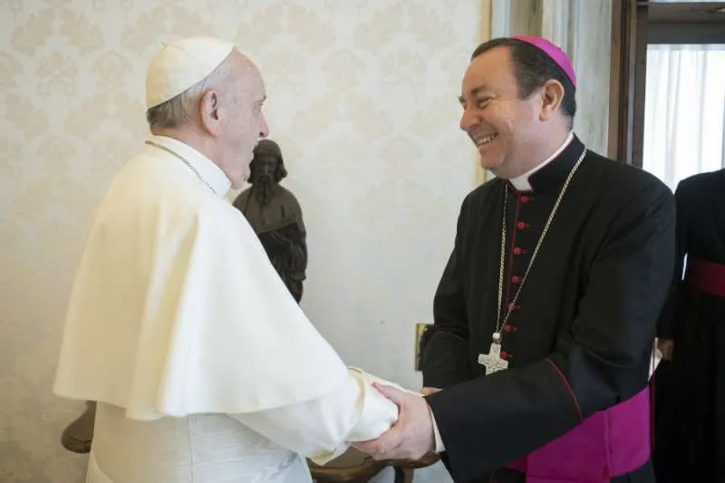 Le pape François rencontre l'évêque Gustavo Zanchetta. Crédit: Vatican Media.