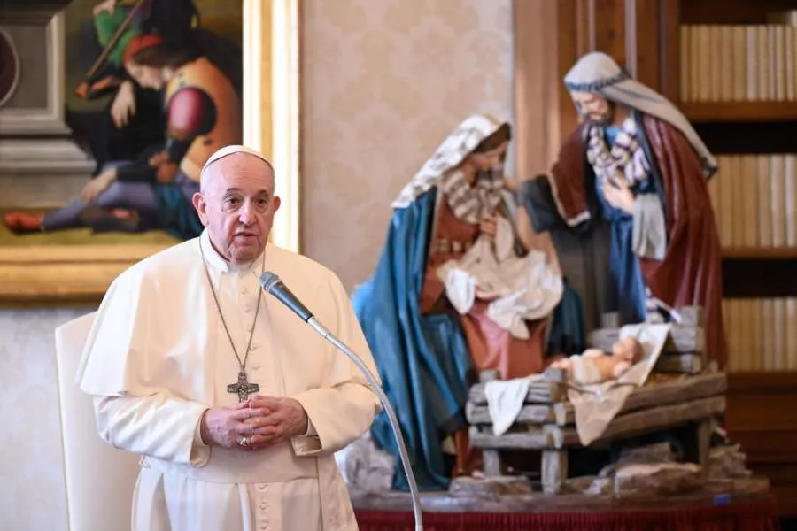 Le pape François s'exprime lors d'une audience générale dans la bibliothèque du Palais Apostolique. Vatican Media.
