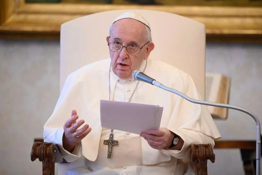 Le pape François s'adresse à une audience générale dans la bibliothèque apostolique. Vatican Media