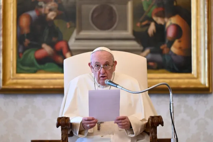 Le Pape François lors de son discours d'audience générale dans la bibliothèque du Palais Apostolique le 7 avril 2021.
