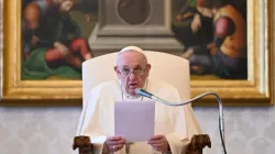 Le Pape François lors de son discours d'audience générale dans la bibliothèque du Palais Apostolique le 7 avril 2021. / 