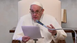 Le Pape François prononce son discours d'audience générale dans la bibliothèque du Palais Apostolique le 28 avril 2021 / Vatican Media. / 
