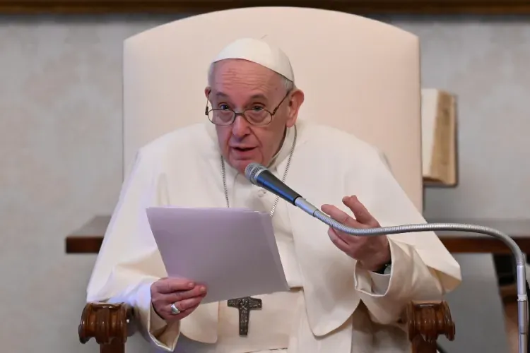 Le Pape François prononce son discours d'audience générale dans la bibliothèque du Palais Apostolique le 28 avril 2021 / Vatican Media. / 