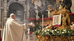 Le pape François célèbre la messe en la solennité de l'Épiphanie du Seigneur dans la basilique Saint-Pierre le 6 janvier 2021. / Vatican Media.