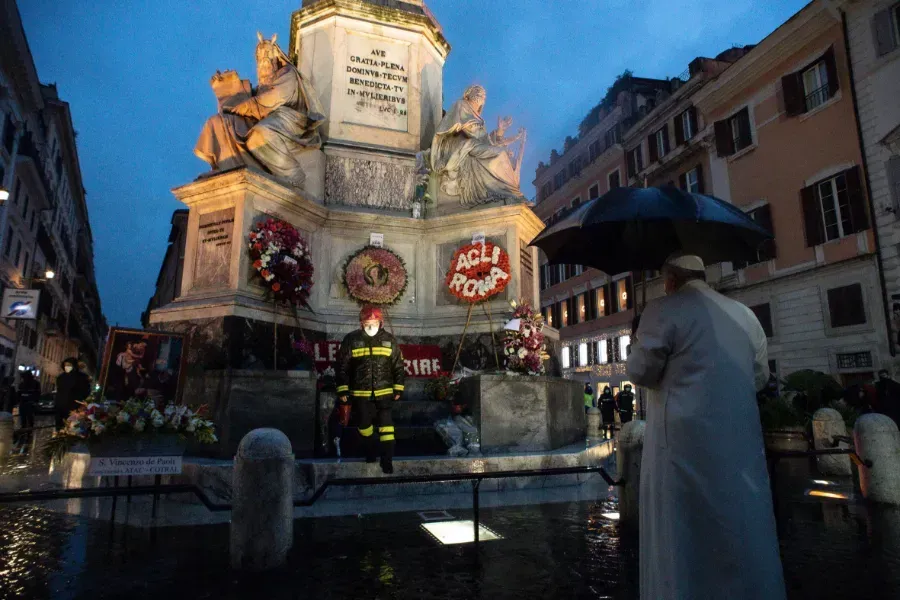 Le pape François prie devant la statue de l'Immaculée Conception sur la Piazza di Spagna à Rome, le 8 décembre 2020. Vatican Media.