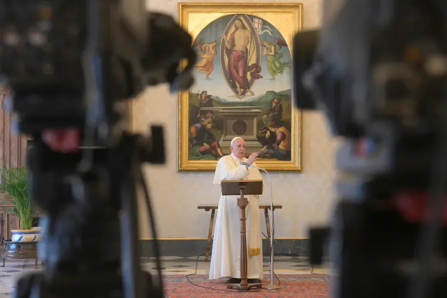 Le Pape François prononce un discours Regina Coeli dans la bibliothèque du Palais Apostolique. Vatican Media.