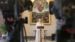 Le Pape François prononce un discours Regina Coeli dans la bibliothèque du Palais Apostolique. / Vatican Media.