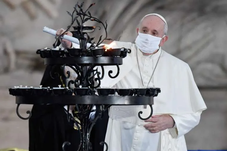 Le Pape François allume une bougie lors d'une cérémonie interreligieuse sur la place du Campidoglio, à Rome, le 20 octobre 2020. Vatican Media