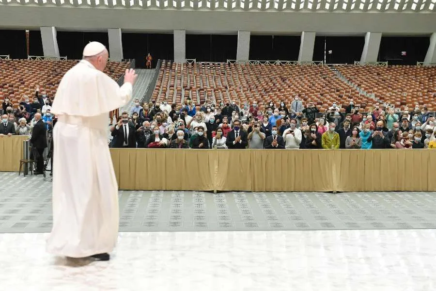 Le Pape François salue les pèlerins lors de son audience générale à la salle d'audience Paul VI le 28 octobre. 2020. Vatican Media
