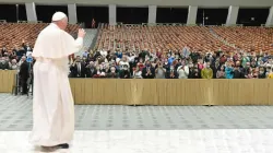 Le Pape François salue les pèlerins lors de son audience générale à la salle d'audience Paul VI le 28 octobre. 2020. / Vatican Media