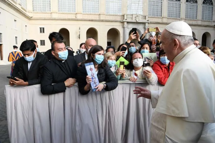 Le Pape François salue les pèlerins portant des masques lors de l'audience générale du 30 septembre 2020. Vatican Media.