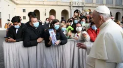 Le Pape François salue les pèlerins portant des masques lors de l'audience générale du 30 septembre 2020. / Vatican Media.