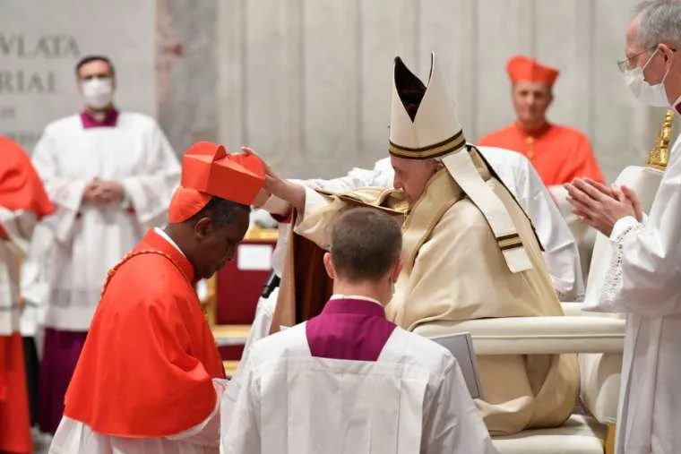 Le cardinal Antoine Kambanda reçoit le chapeau rouge du pape François le 28 novembre 2020. L'osservatore Romano.