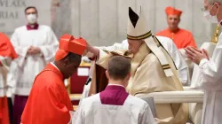 Le cardinal Antoine Kambanda reçoit le chapeau rouge du pape François le 28 novembre 2020. / L'osservatore Romano.