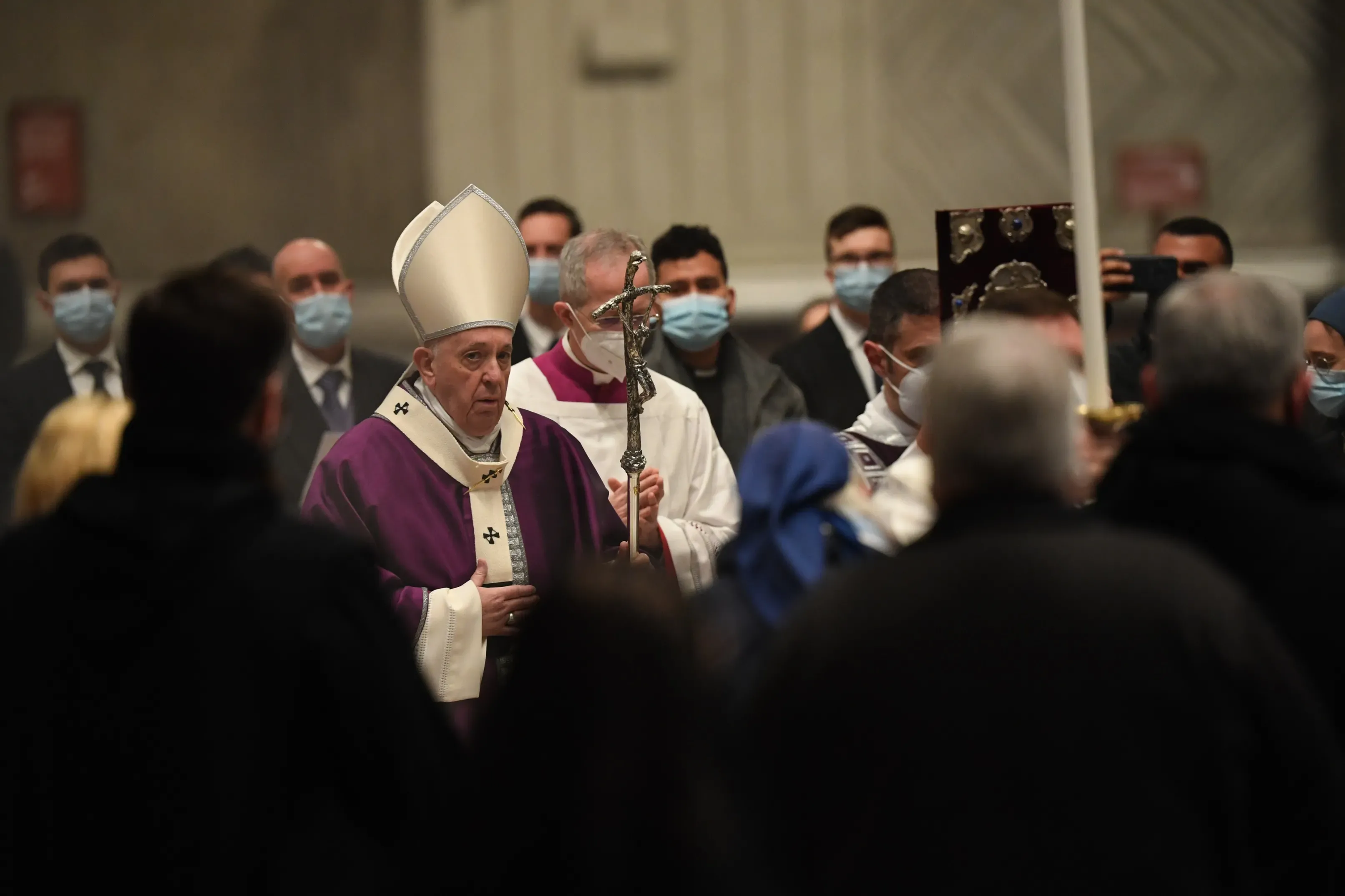 L'évêque élu Mgr Guido Marini marche aux côtés du pape François le mercredi des Cendres 2021 dans la basilique Saint-Pierre. Vatican Media