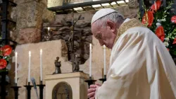 Le Pape François prie sur la tombe de Saint François d'Assise le 3 octobre 2020. / Vatican Media.