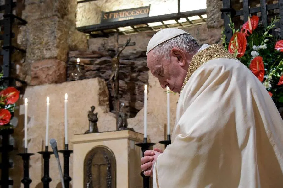 Le Pape François prie sur la tombe de Saint François d'Assise le 3 octobre 2020. / Vatican Media.