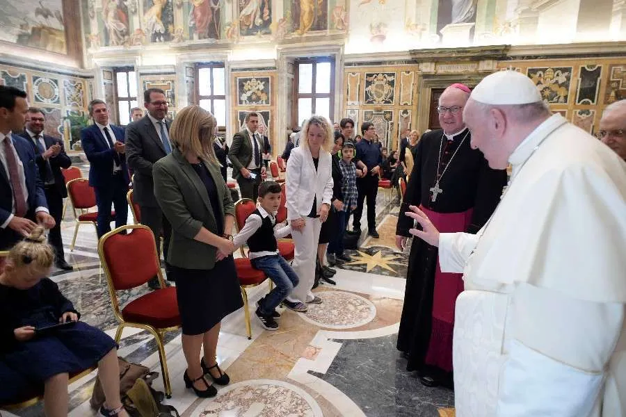 Le Pape François fait signe à un enfant lors d'une audience avec des représentants de l'Ambulatorium Sonnenschein à St. Pölten, en Autriche. Vatican Media.