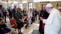 Le Pape François fait signe à un enfant lors d'une audience avec des représentants de l'Ambulatorium Sonnenschein à St. Pölten, en Autriche. / Vatican Media.