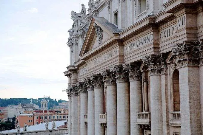 Vue de la façade de la Basilique Saint-Pierre depuis le Palais Apostolique du Vatican. Lauren Cater/CNA.