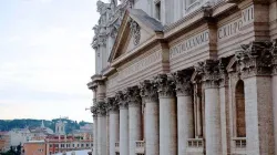 Vue de la façade de la Basilique Saint-Pierre depuis le Palais Apostolique du Vatican. / Lauren Cater/CNA.