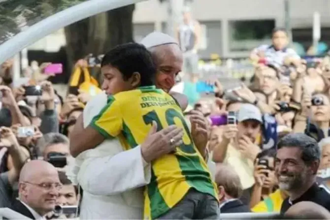 Nathan de Brito serre le pape François dans ses bras lors de sa visite à Rio de Janeiro pour les Journées Mondiales de la Jeunesse 2013. | Crédit photo : Nathan de Brito/fichier personnel