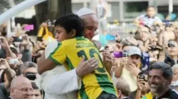 Nathan de Brito serre le pape François dans ses bras lors de sa visite à Rio de Janeiro pour les Journées Mondiales de la Jeunesse 2013. | Crédit photo : Nathan de Brito/fichier personnel / 