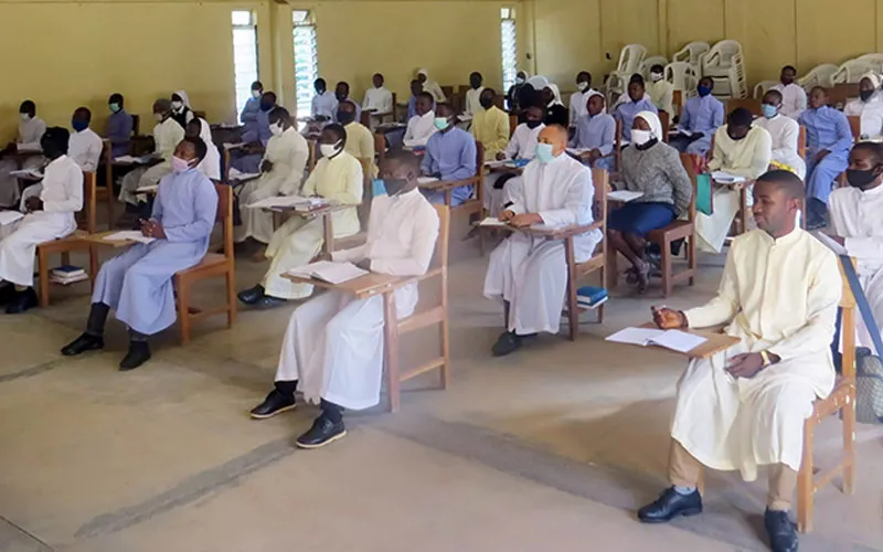Les étudiants de l'Institut de formation islamo-chrétienne (IFIC) à Bamako, Mali. Aide à l'Église en Détresse (AED) International