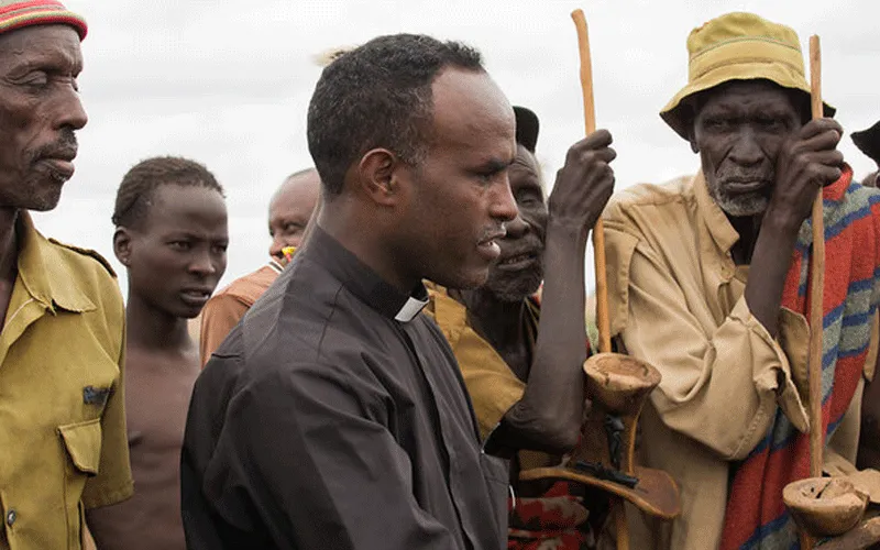Le père Goesh Abraha dans le documentaire "Ethiopia - From every clan" réalisé par Magdalena Wolnik. Aide à l'Église en détresse (AED).