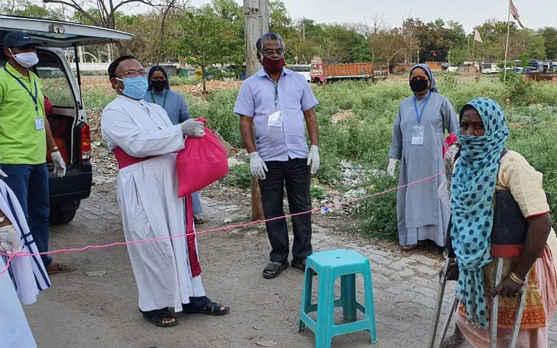 Un évêque africain tend la main aux personnes nécessiteuses touchées par les restrictions de COVID-19. AED