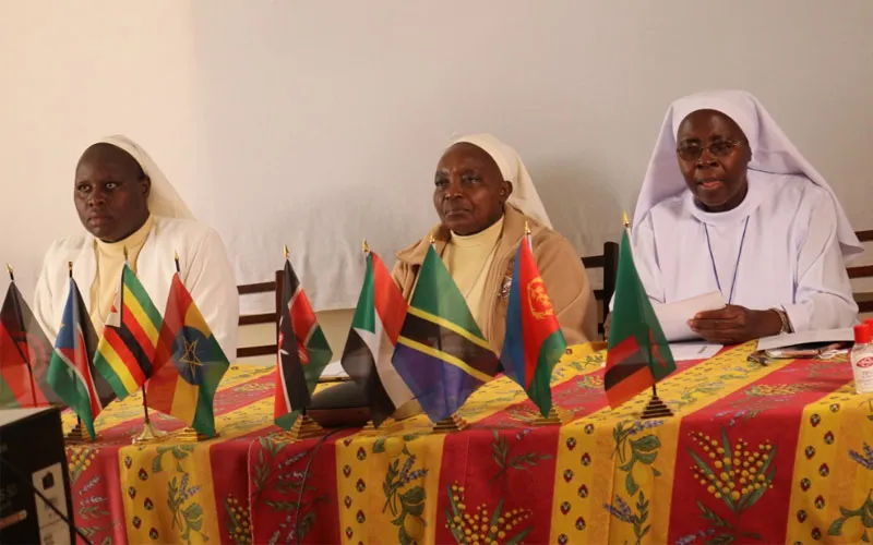 De gauche à droite : Sœur Pasilisa Namukoye, secrétaire exécutive d'ÀOSK, Sœur Mary Cecilia Njeri, présidente d'ACWECA, Sœur Hellen Badhiho, secrétaire générale d'ACWECA. Crédit : AMECEA