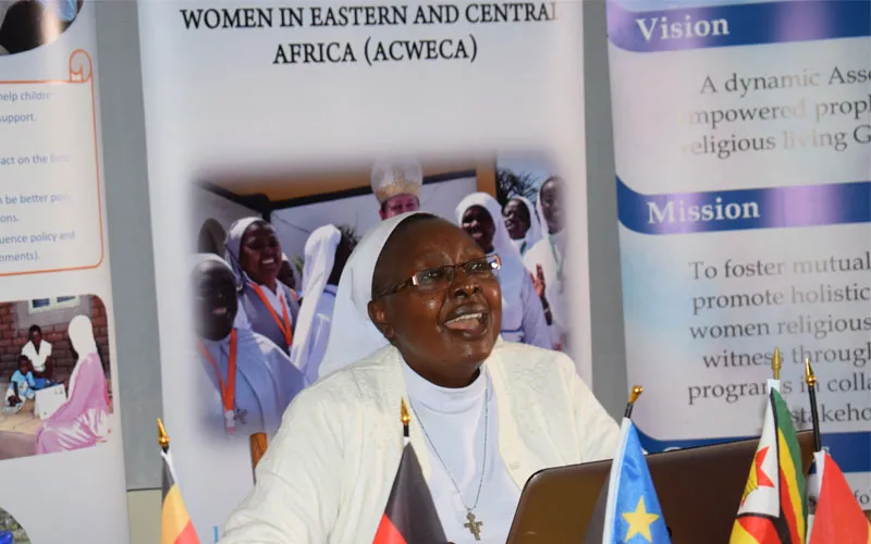 Sœur Bibiana Ngundo, professeur de culture et de religion africaine à l'Université catholique d'Afrique de l'Est (CUEA) au Kenya, lors de sa présentation à la 18e Assemblée plénière de l'Association des femmes consacrées d'Afrique de l'Est et du Centre (ACWECA), le 26 août 2021. Crédit : ACWECA