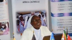 Sœur Bibiana Ngundo, professeur de culture et de religion africaine à l'Université catholique d'Afrique de l'Est (CUEA) au Kenya, lors de sa présentation à la 18e Assemblée plénière de l'Association des femmes consacrées d'Afrique de l'Est et du Centre (ACWECA), le 26 août 2021. Crédit : ACWECA / 