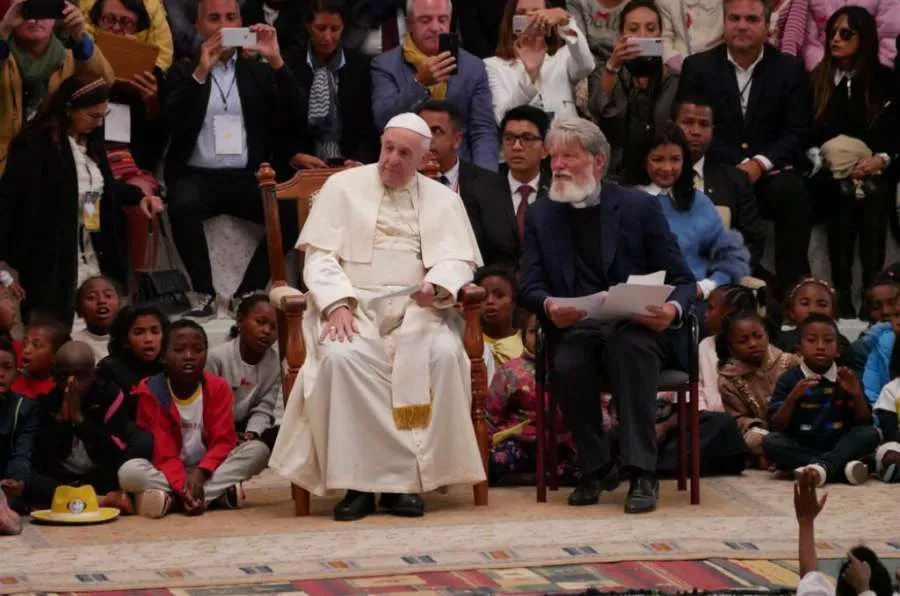 Le Pape François et le Père Pedro Opeka à Akamasoa, la " Cité de l'amitié ", à Madagascar le 8 septembre 2019.