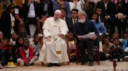Le Pape François et le Père Pedro Opeka à Akamasoa, la " Cité de l'amitié ", à Madagascar le 8 septembre 2019. / 