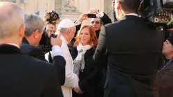La journaliste mexicaine Valentina Alazraki rencontre le pape François lors de l'audience générale sur la place Saint-Pierre le 16 décembre 2015. / Daniel Ibañez/CNA.
