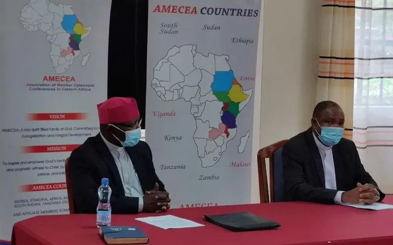 Mgr John Oballa Owaa, évêque du diocèse de Ngong au Kenya (R) et le P. Anthony Makunde, secrétaire général de l'AMECEA, à la fin de l'atelier de l'AMECEA pour les membres du Dicastère pour le développement humain intégral. Crédit : Arnold Neliba