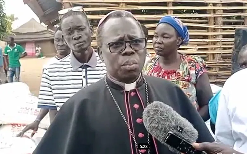 Mgr Stephen Ameyu Martin, archevêque de l'archidiocèse de Juba au Soudan du Sud, s'adressant aux personnes déplacées dans le camp de Gumbo. Crédit : Radio Bakhita/Facebook