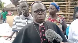 Mgr Stephen Ameyu Martin, archevêque de l'archidiocèse de Juba au Soudan du Sud, s'adressant aux personnes déplacées dans le camp de Gumbo. Crédit : Radio Bakhita/Facebook / 