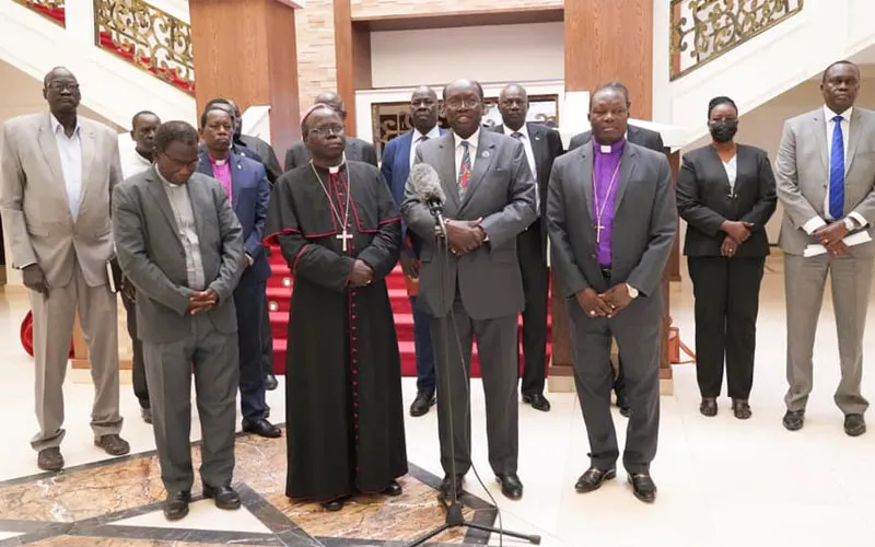 Les chefs des églises du Soudan du Sud et les membres du gouvernement après la réunion préparatoire du 7 avril. Crédit : Bureau du Président de la République du Soudan du Sud/Facebook